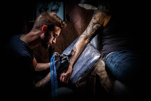 Homme créant le tatouage — Photo