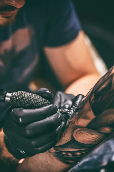 Tatuaje artista crear un tatuaje — Foto de Stock