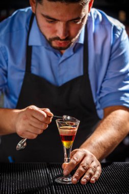 Barmen hazırlanıyor kokteyl
