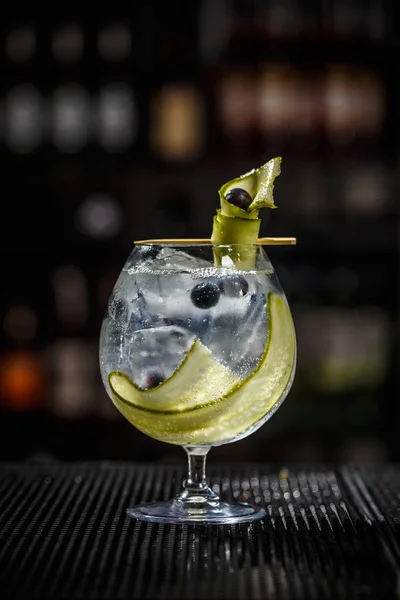 Komkommer, cocktail met wodka — Stockfoto