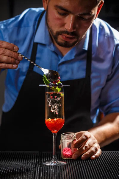 Cocktai를 준비 하는 바텐더 — 스톡 사진