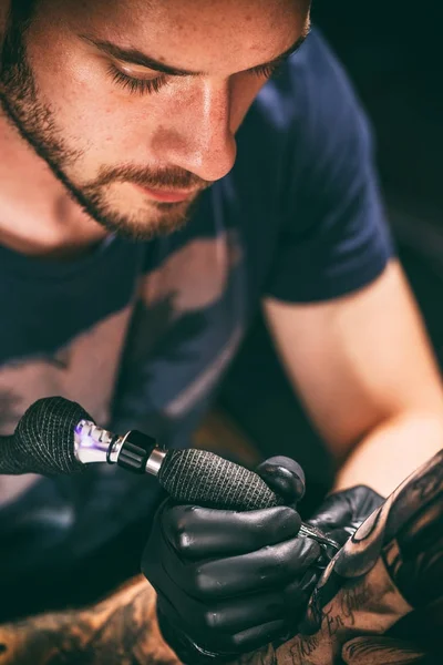 Tatuagem barbuda artista masculino — Fotografia de Stock