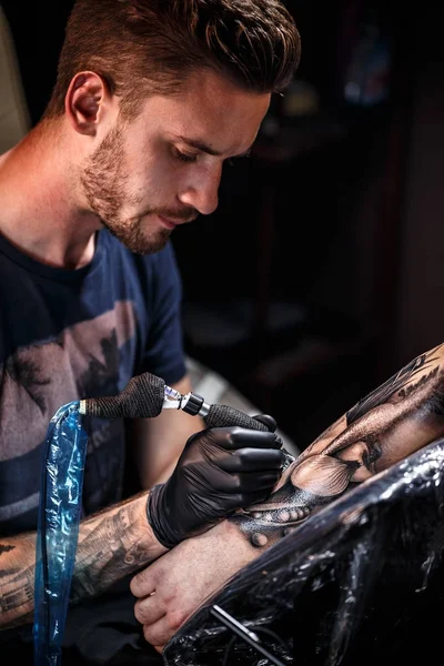 Professionele tatoeëerder — Stockfoto