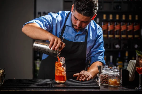 Barman faz um cocktail — Fotografia de Stock