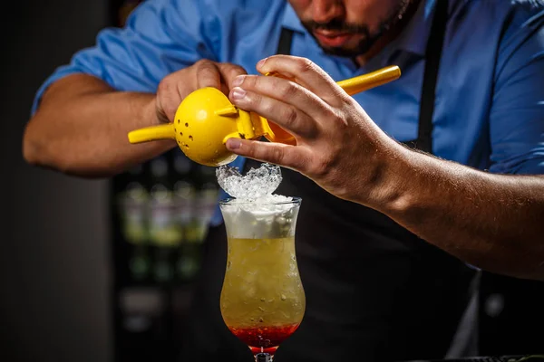 Barmen dekorasyon yapma — Stok fotoğraf