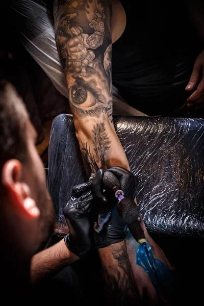 Tatuaggio artista professionista — Foto Stock