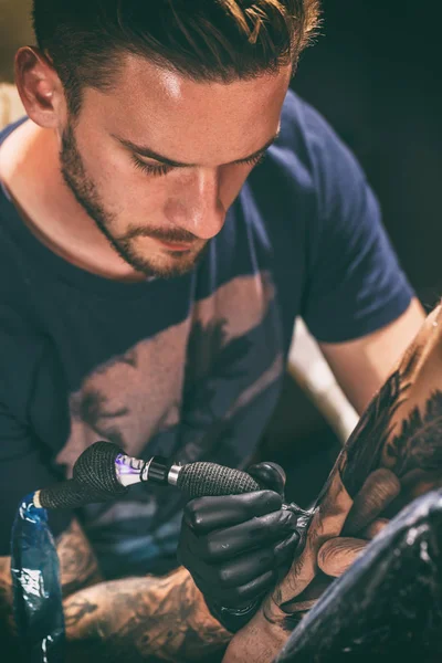 Artysta tatuażu profesjonalne — Zdjęcie stockowe