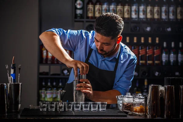 Barman, przygotowywanie napojów alkoholowych — Zdjęcie stockowe