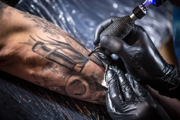 Mãos do artista tatuando — Fotografia de Stock