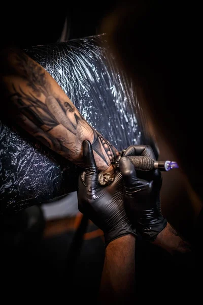 Konstnären göra tatuering — Stockfoto
