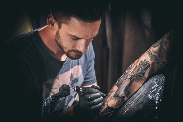 Професійні Татуювання художник — стокове фото