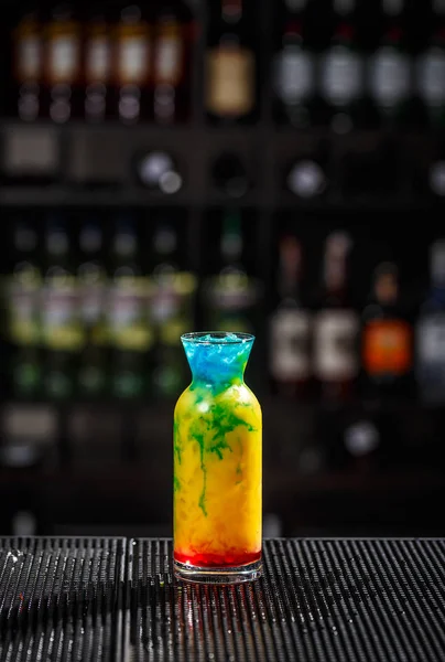 Причудливый разноцветный коктейль — стоковое фото