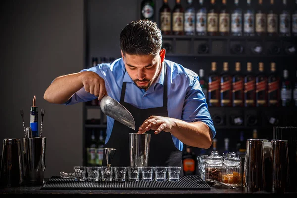 Barman sta lavorando. — Foto Stock