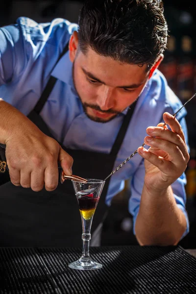 Barman está preparando coquetel — Fotografia de Stock