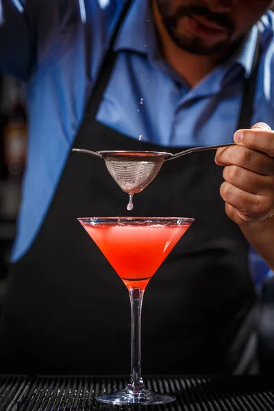 Barman makes cosmopolitan cocktail — Stock Photo, Image
