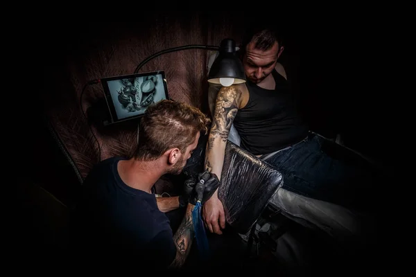 Mannen tatuering master — Stockfoto