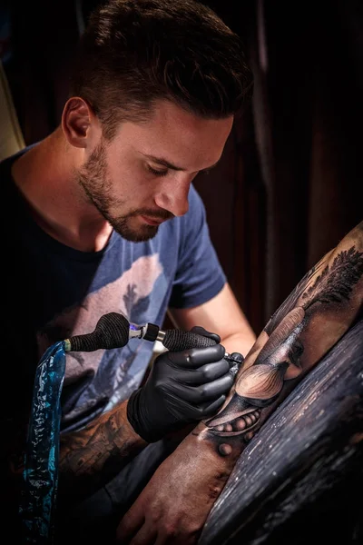 Artista de tatuagem profissional — Fotografia de Stock