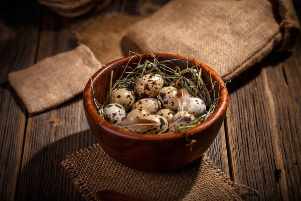 Ovos de codorna em tigela de madeira — Fotografia de Stock