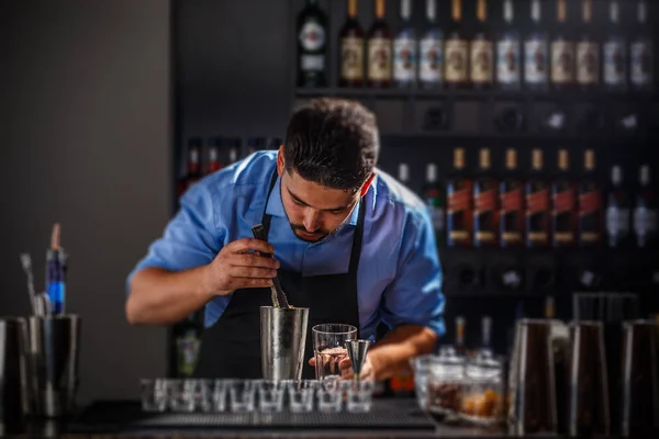 Cantinero preparando una bebida alcohólica —  Fotos de Stock