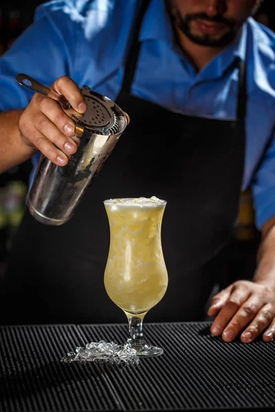 Barman prepara coquetel pina colada — Fotografia de Stock