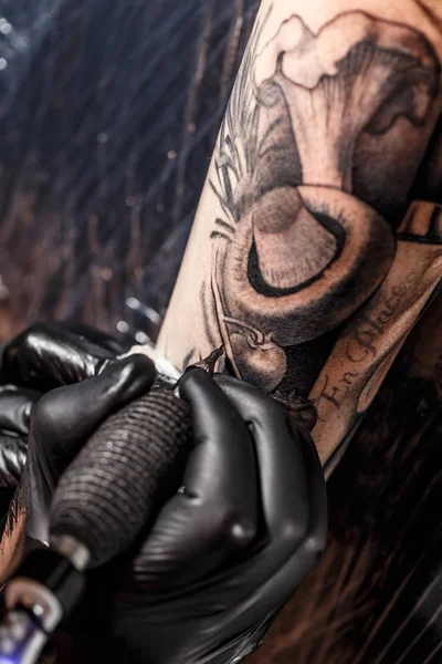 Татуировщик — стоковое фото