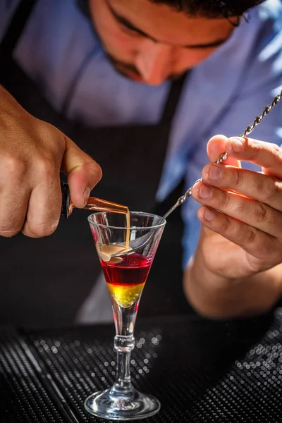 Barmen katmanlı bir kokteyl hazırlama Stok Fotoğraf