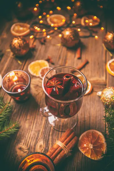 Χριστουγεννιάτικη σύνθεση με mulled κρασί — Φωτογραφία Αρχείου