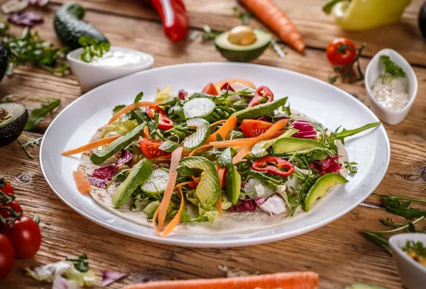Hälsosam vegetarisk sallad Tortilla wraps — Stockfoto