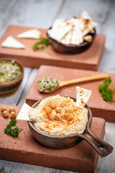 Hummus with pita chips — Stock Photo, Image