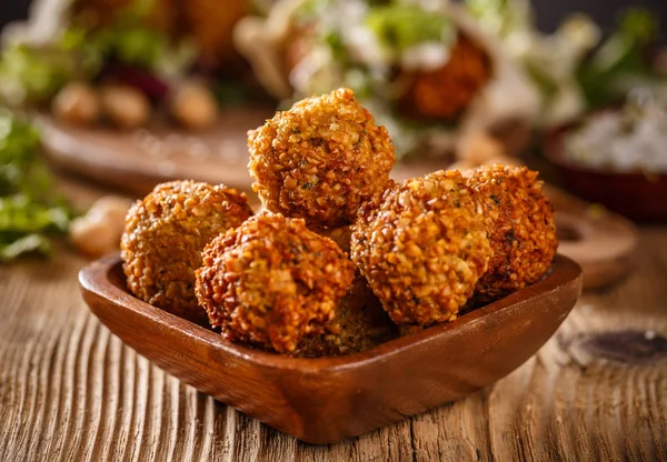 Falafel koule v dřevěné misce — Stock fotografie