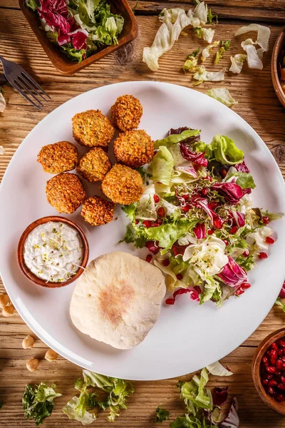 Bolinhas de falafel de grão de bico — Fotografia de Stock