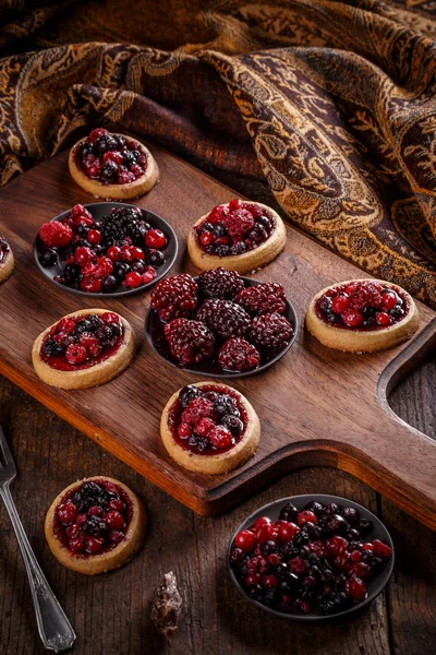 Смачні ягідні фрукти міні пироги — стокове фото