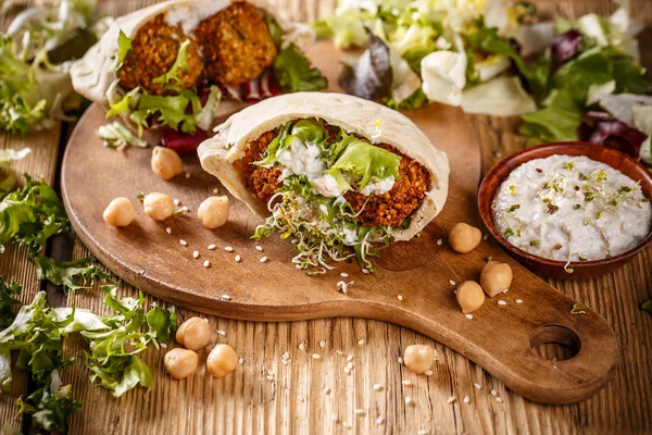 Falafel, bolas de garbanzos —  Fotos de Stock