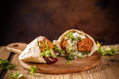 Falafel ve taze marul