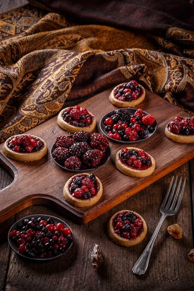 Törtchen mit frischen roten Beeren — Stockfoto