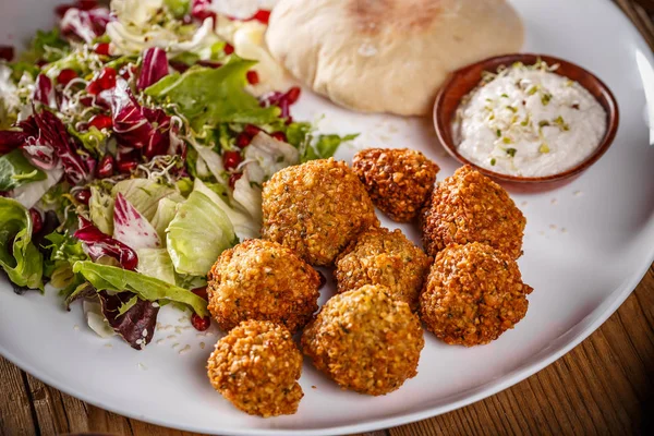 Falafel, frittierte Bällchen — Stockfoto