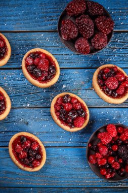 Tartlets taze kırmızı çilek ile