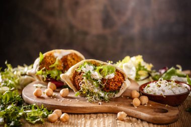 Falafel ve taze marul