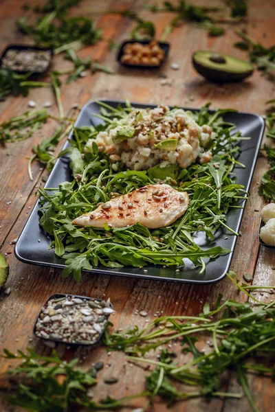 Karnabahar Salatası Kavrulmuş Tavuk Göğsü Roket Yatakta — Stok fotoğraf
