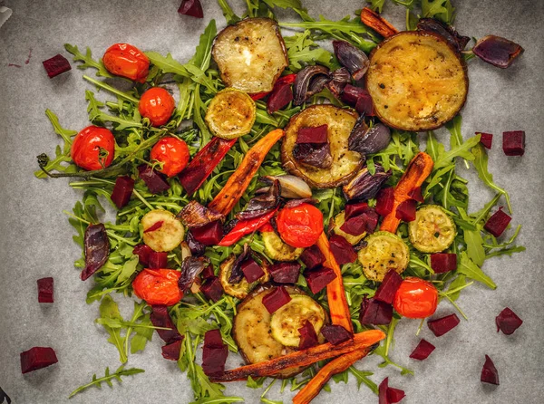 Legumes grelhados na cama de foguete — Fotografia de Stock