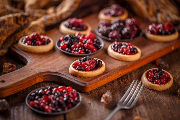 Tartlets com bagas vermelhas frescas — Fotografia de Stock