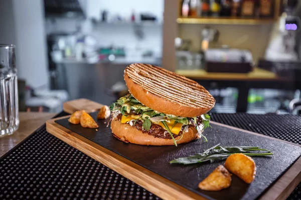 Hamburguesa fresca y sabrosa —  Fotos de Stock