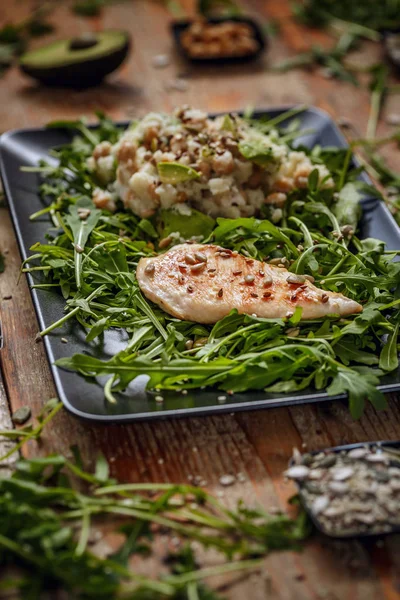 Hälsosam Hemlagad Kost Mat Med Blomkål Salad Och Rostade Kycklingbröst — Stockfoto