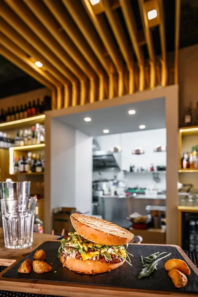 Tahaný hovězí burger — Stock fotografie