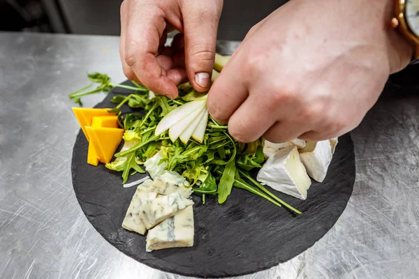 Chef-kok bijgerechten kaasschotel — Stockfoto