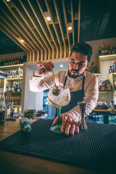 Bartender is stirring cocktail — Stock Photo, Image