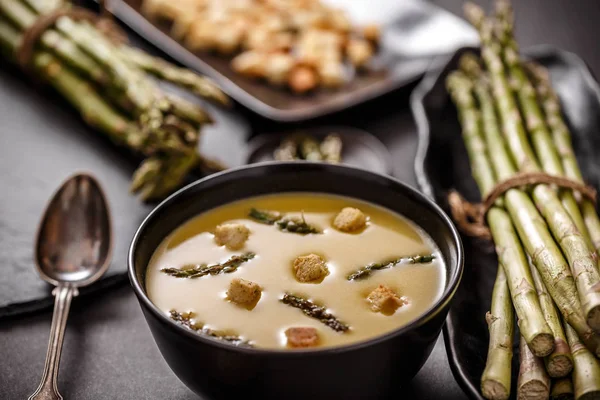 Cuenco de sopa de crema de espárragos —  Fotos de Stock