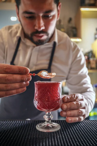 Barman vytváří koktejl — Stock fotografie