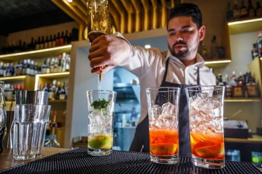 Barmen iş yerinde, o kokteyller, konsept hizmeti ve içecekler hakkında hazırlanıyor