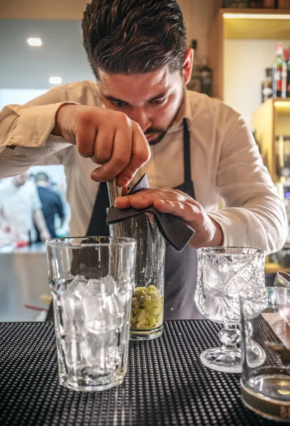 Bartender faz coquetel — Fotografia de Stock